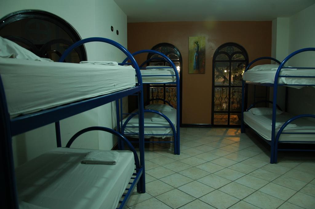 Alajuela Backpackers Airport Hostel Номер фото